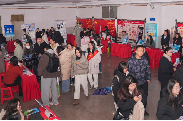 室内双选会现场
