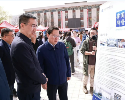 学校领导参观双选会展位